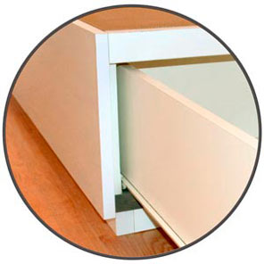 vista desde el lado derecho de la cama de madera con cajones de esquinas rectas