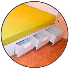 Cama de madera lacada con ocho cajones