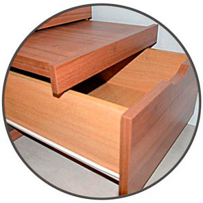 detalle de masita bandeja con cajón debajo abiertos