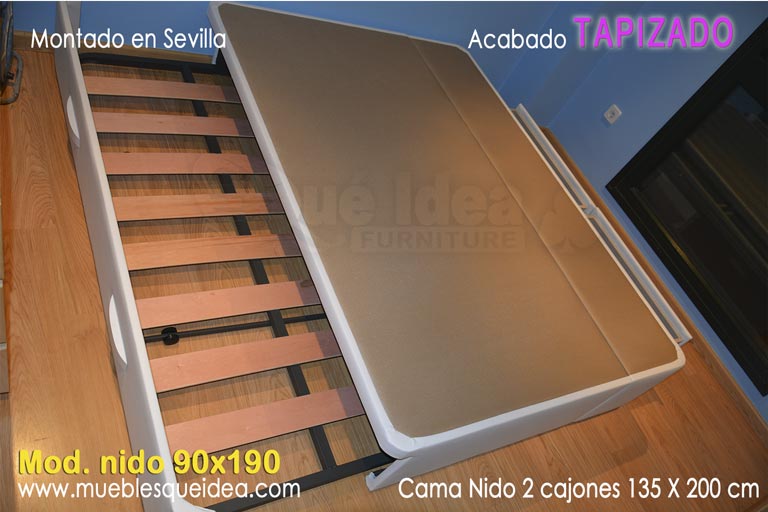 Canapé de colores combinadosblanco y beige con la tapa abatible abierta