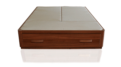 Canapé con un cajón zapatero en los pies y cuatro cajones en los laterales