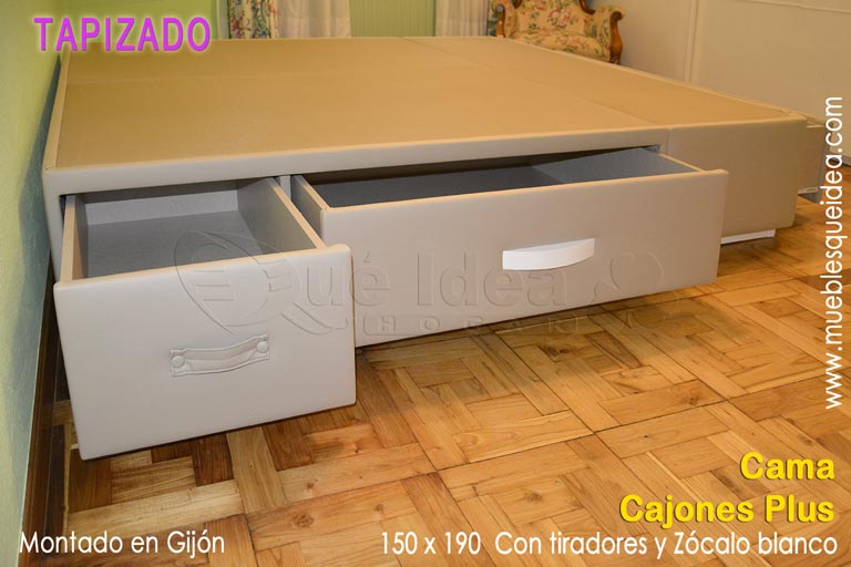 Cama Cajones Plus montada en Gijón Tapizada en color Piedra con zócalo y tiradores en blanco detalle del cajón retranqueado