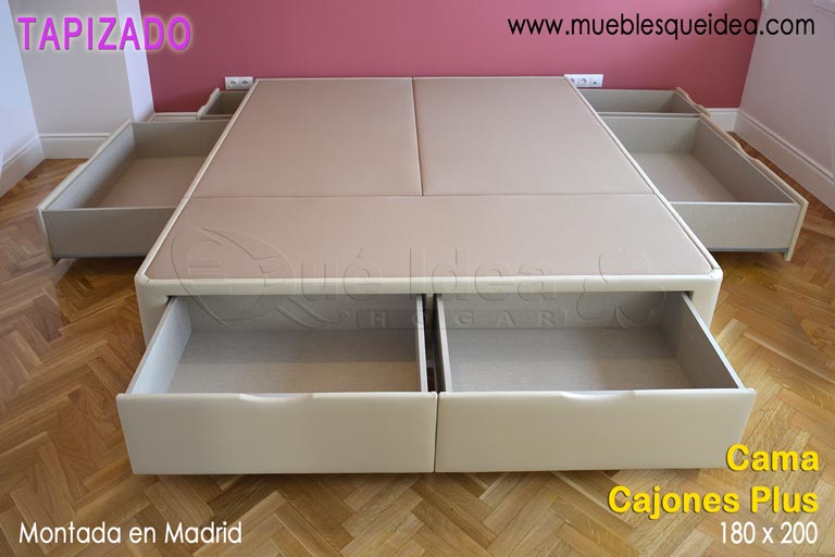 Cama con seis cajones de matrimonio de grandes dimensiones 180x200 montada en Madrid color crudo con tiradores Uñero