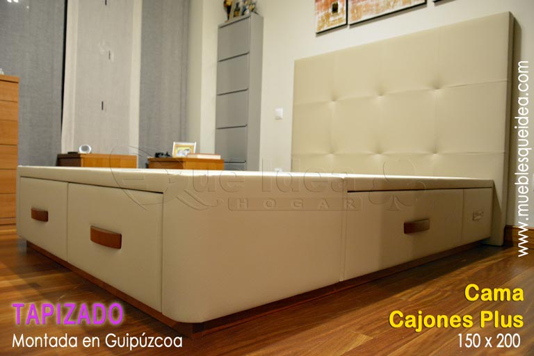 Cama con cajones tapizada de 150x200 con los tiradores y zócalo de color cerezo y cabecero color piedra montados en Guipúzcoa