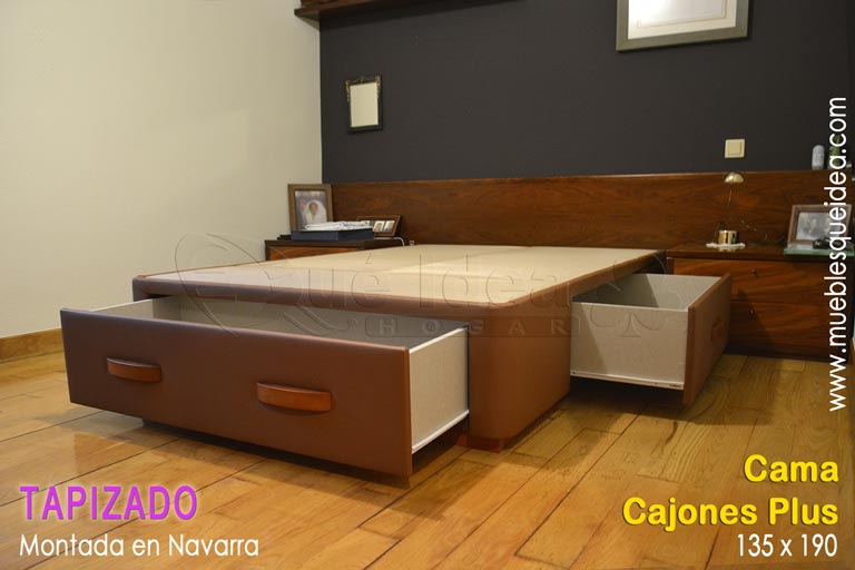 Montaje realizado de cama de matrimonio de 135x190 con cajones en Navarra color Tapizado cuero, zócalo y tiradores en color cerezo