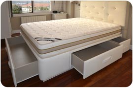 cama blanca con 5 cajones montada en Vizcaya
