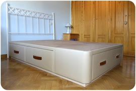 Cama con 5 cajones Plus iguales en los laterales montada en Madrid