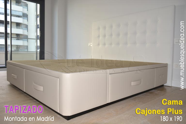 Cama con cajones Plus montada en Madrid color piedra para el tapizado y tiradores, zócalo color negro medidas 180x190
