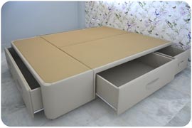 Cama con los cajones abiertos montada en Málaga