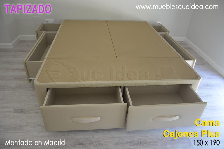 Cama con 6 cajones retranqueados tapizada en polipiel color piedra de 150x190 montada en Madrid con los tiradores curvos