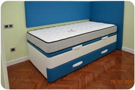 Canapé Nido color azul y blanco con cabecero