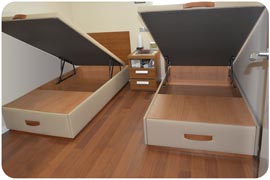 Dos canapés de tapa abatible con cajones