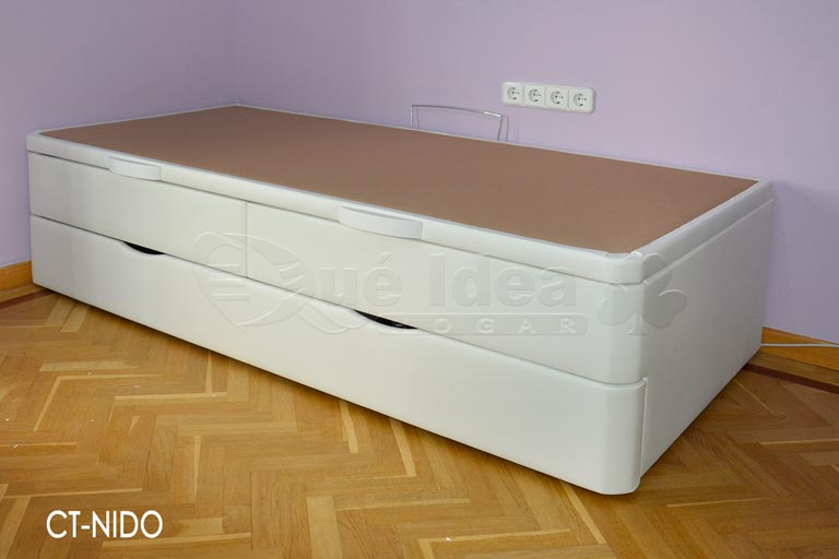 Canapé abatible nido cerrado blanco montado en Barcelona con tiradores Uñero en el arrastre y curvos en la tapa del arcón.