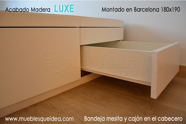 Mesita bandeja oculta en el cabecero del canapé con cajones acavado Luxe montado en Barcelona