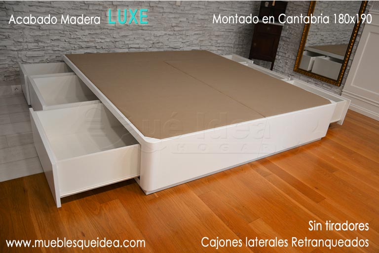 Canapé con los cajones abiertos en los laterales grande, ejemplo montado en casa del cliente en Cantabria