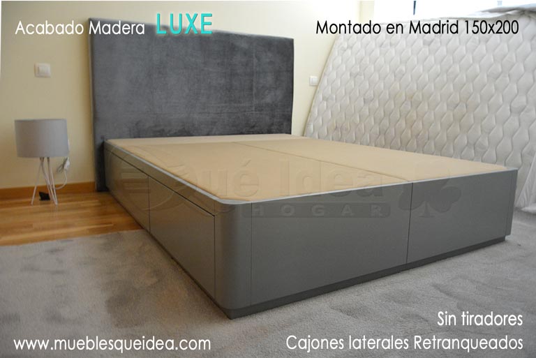 Montaje en casa del cliente de un canapé con cajones sin tiradores laterales lacadao en color gris liso