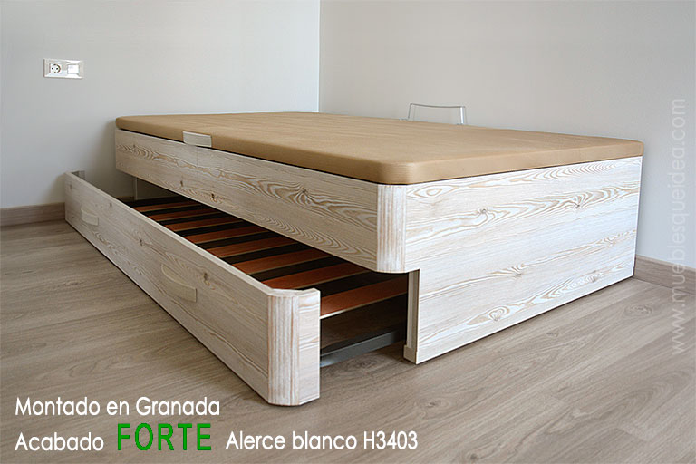 Canapé Nido blanco con cabecero y cubre pared En color granate