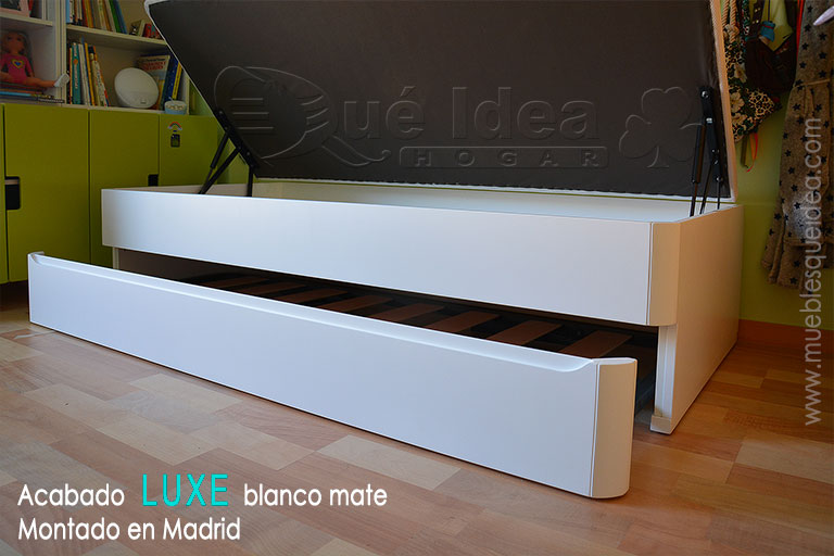 Canapé Nido blanco con cabecero y cubre pared En color granate