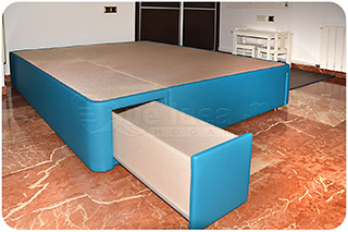 cama nido grande con cajón abierto en los pies de la cama