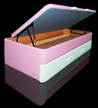 Canapé nido tapizado en color rosa combinado con arrastre tapizado color blanco